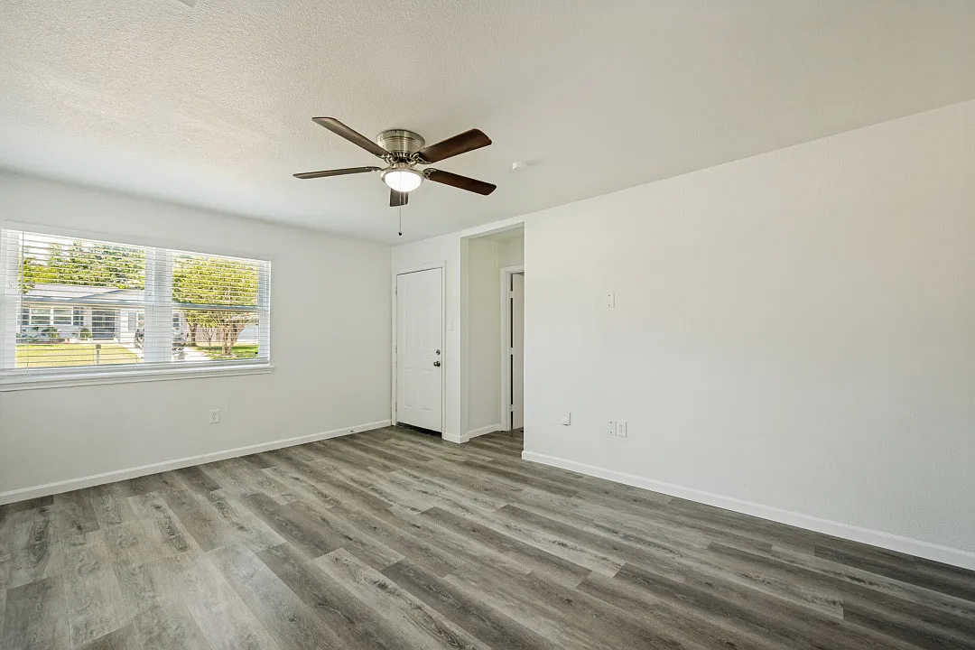 411 Hillcrest St — Photo 2