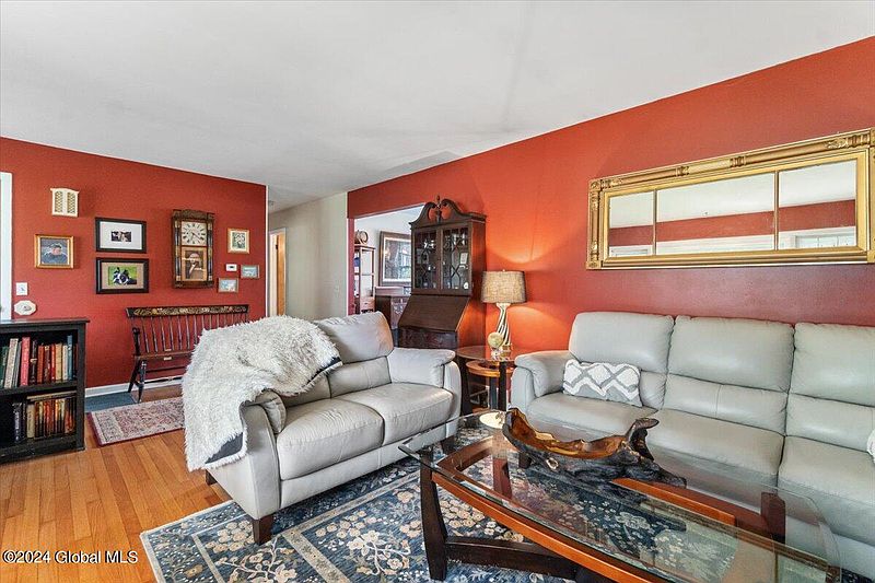 5th image of 10 Northcrest Drive
