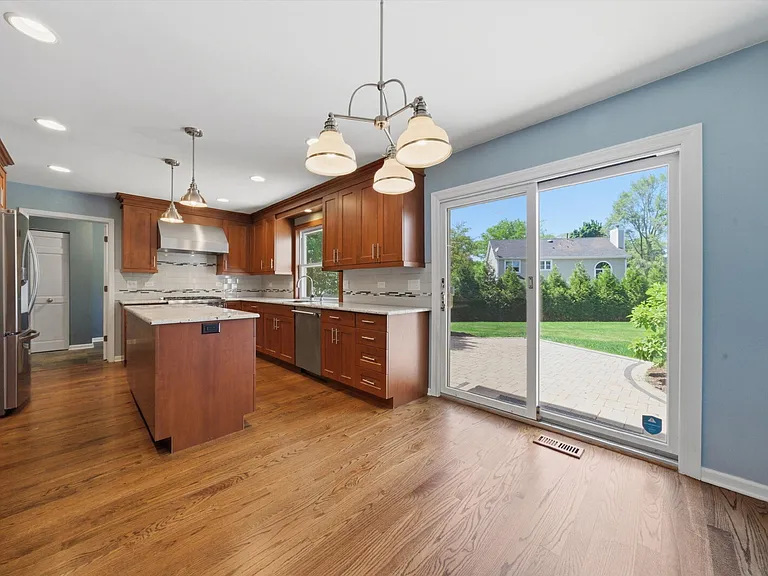 854 Deep Woods Ct — Photo 16