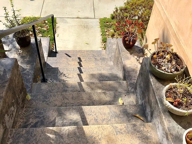 1644 Gramercy Ave — Photo 3