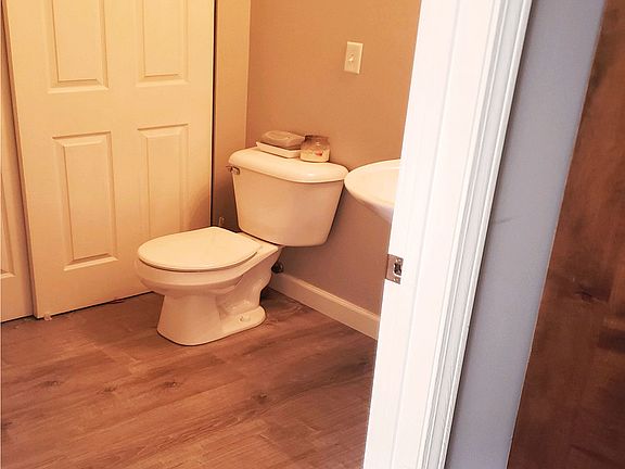 5th image of 1023 Ellsworth Dr
