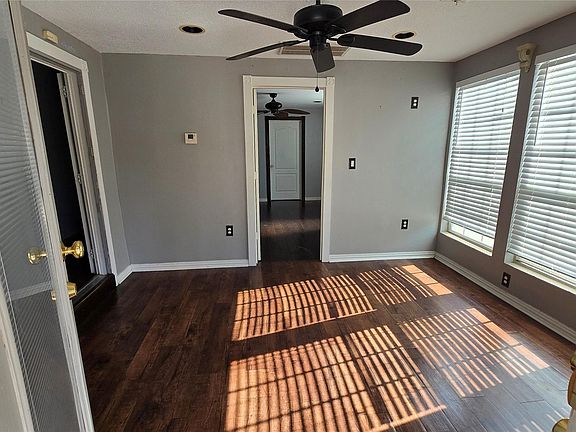 3rd image of 4915 Sitca St