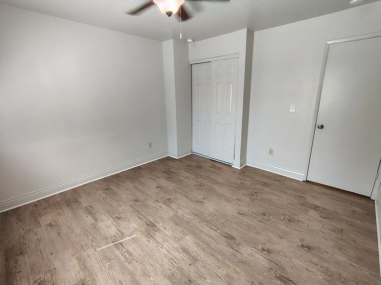 939 Claremont Ct — Photo 16