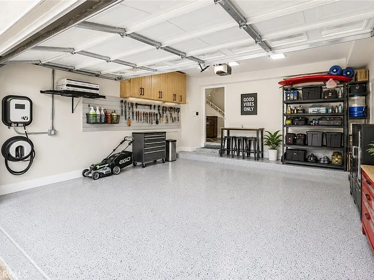 5807 Sylvia Ave — Photo 14