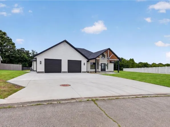 123 Vals Ln, Frontenac, KS 66763