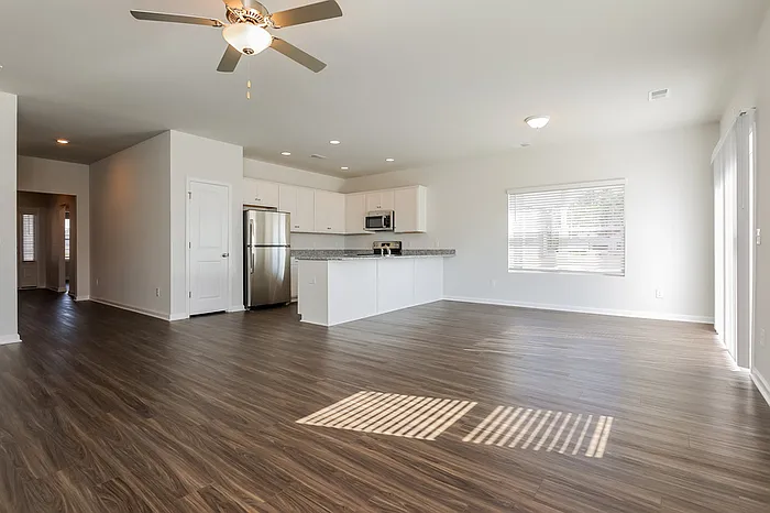 3 bed, 2.0 bath, 1718 sqft, $2,495 — Photo 4