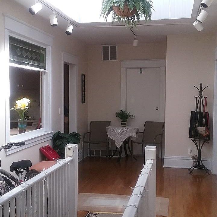 Foyer 24'10" x 10'9" Hugh skylight