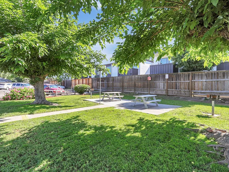Country Club Apartments — Photo 6