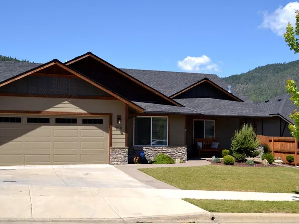 916 NW Bishop St, Grants Pass, OR 97526
