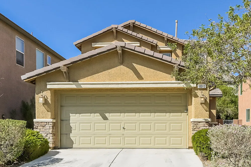 3 bed, 2.5 bath, 1724 sqft, $2,110 — Photo 1