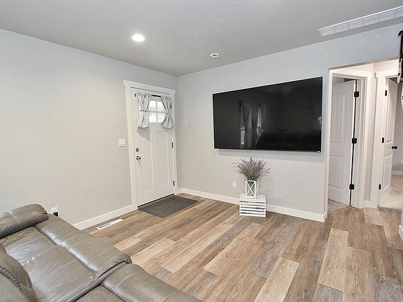 4th image of 951 W 6th St