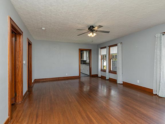 4th image of 1614 E Commercial Street
