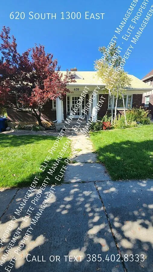 Great location home with garage — Photo 1