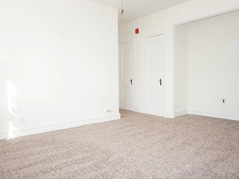 Montrose Apartments — Photo 7