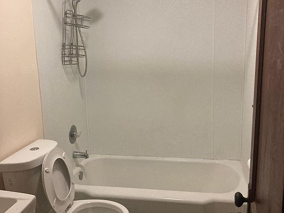 4th image of 233 Lester Ave #2N