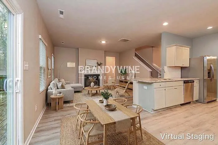 5 bed, 3.0 bath, 2544 sqft, $2,495 — Photo 3