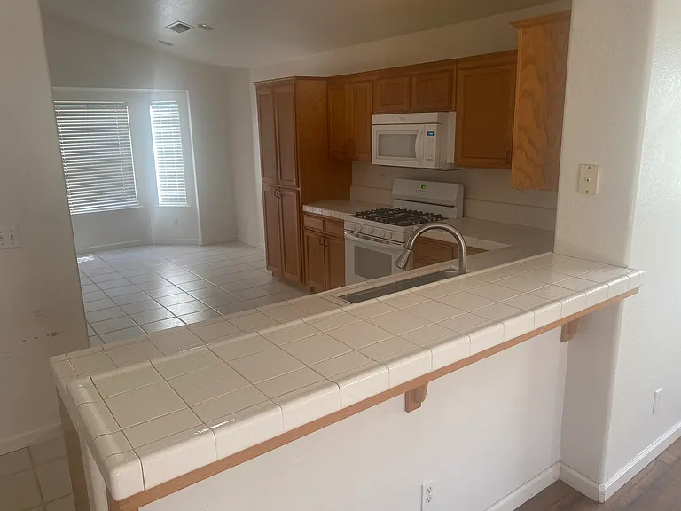 2617 E Niles Ave — Photo 5