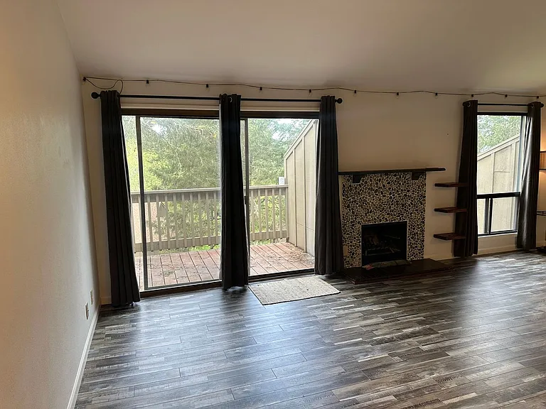 405 Stonewood Dr — Photo 2