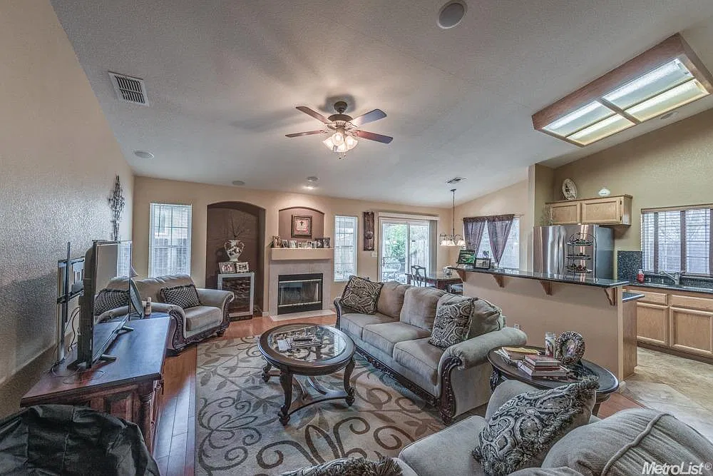 4 bed, 1878 sqft, $3,195 — Photo 3