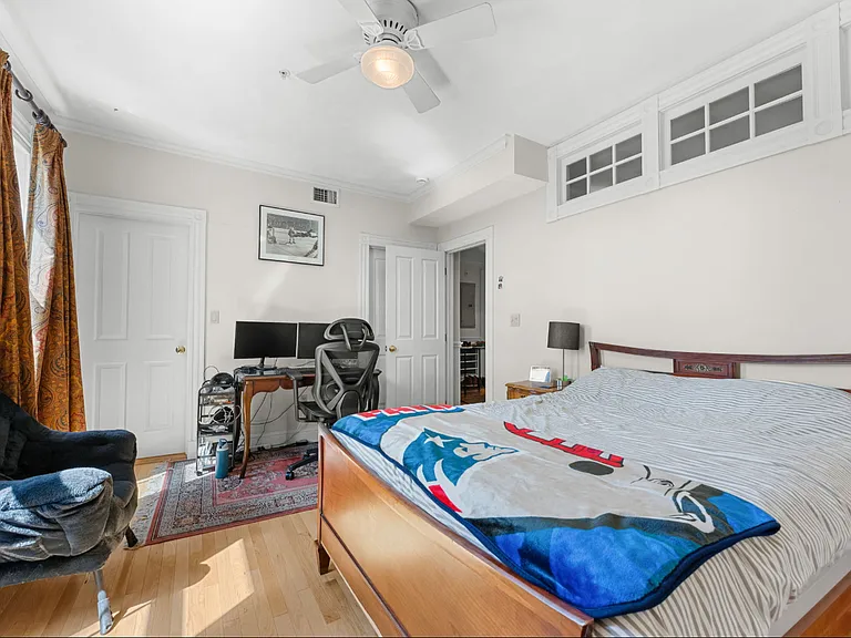 262-264 W Broadway #2 — Photo 7