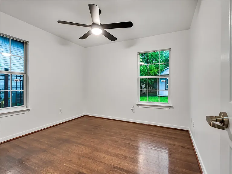 4930 Holloway Dr — Photo 34