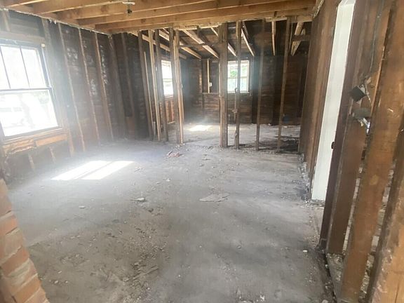 4th image of 320 E Mary St
