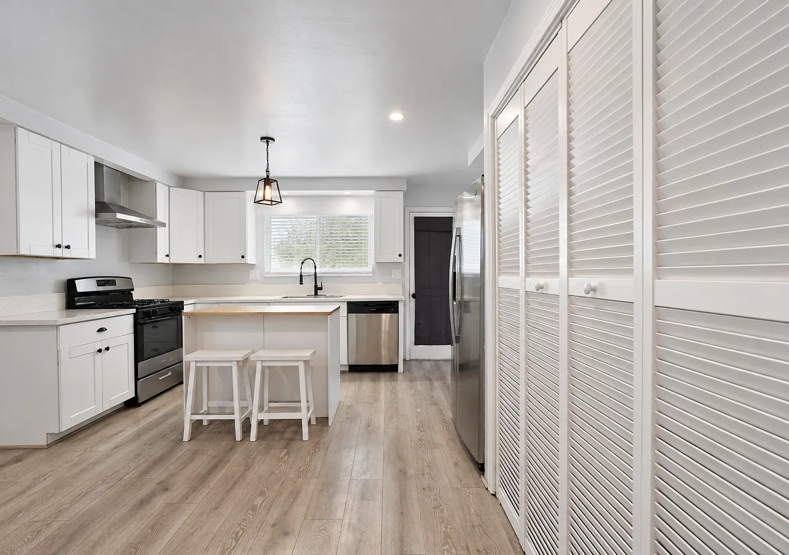 Spacious 4 Bed / 2 Bath Pomona Unit — Photo 4