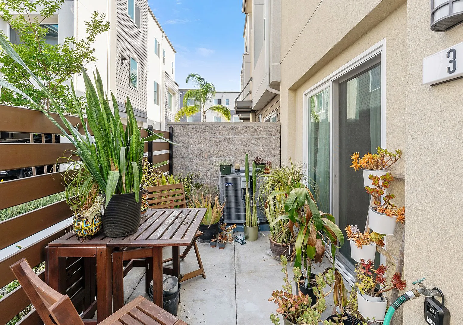 Modern Tri-Level Townhome in Gated Gardena Community with 2-Car Garag — Photo 2