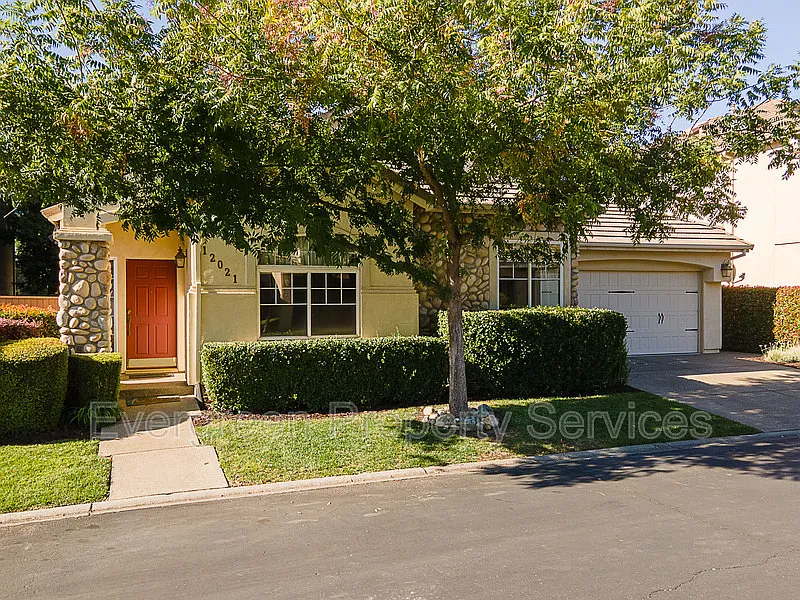 3 bed, 2.0 bath, 1651 sqft, $2,800 — Photo 2
