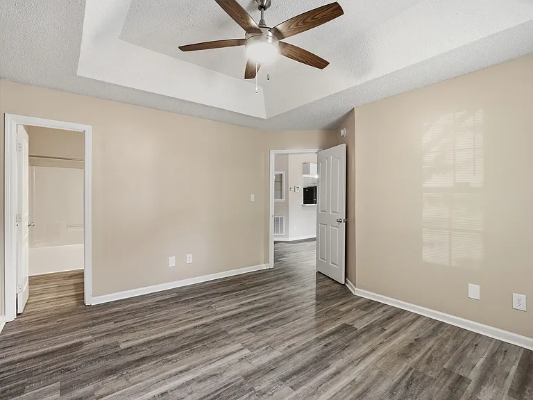 Sterling Pointe Apartments — Photo 20