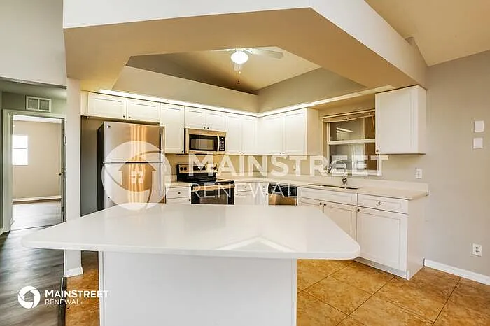 4 bed, 2.0 bath, 1712 sqft, $2,320 — Photo 4