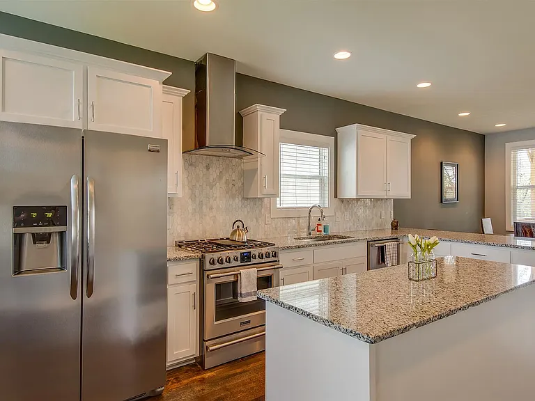 2202 Sheridan Rd — Photo 3