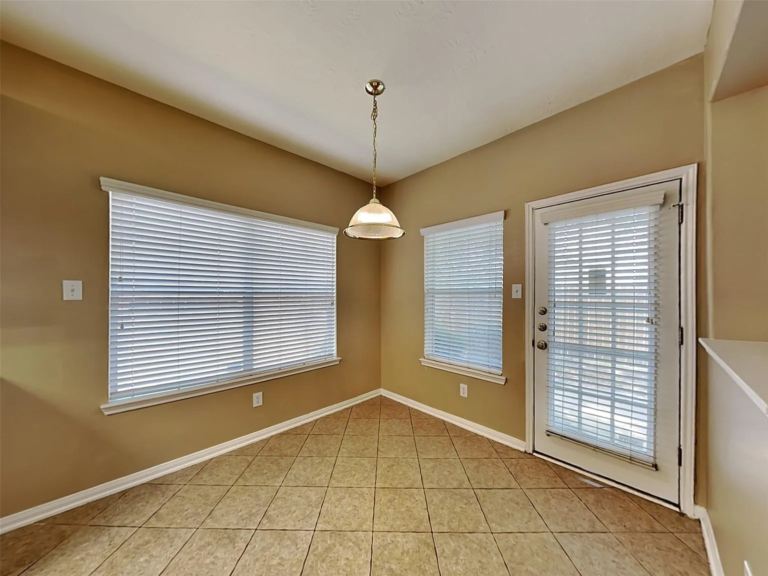 3 bed, 2.0 bath, 2210 sqft, $2,370 — Photo 4