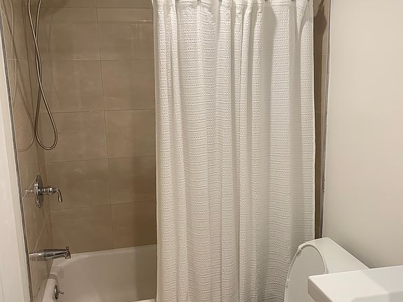 5th image of 138 Lynbrook Dr