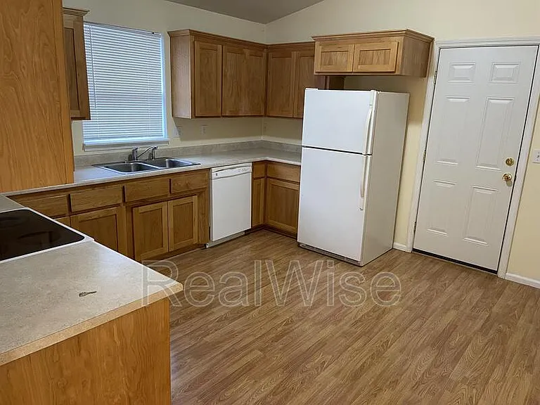 656 E Park St — Photo 4