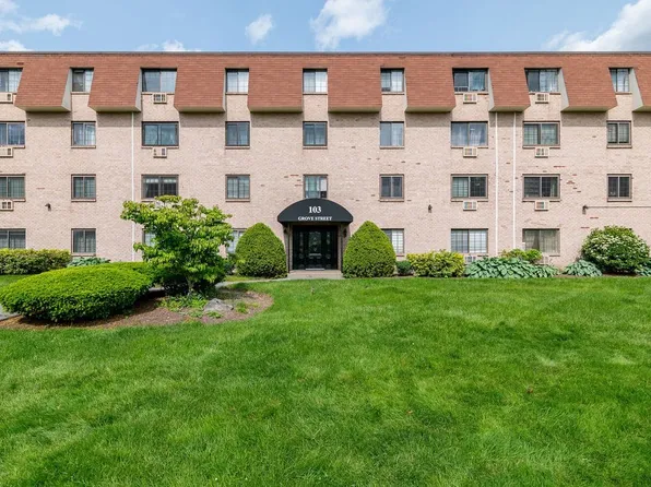 103 Grove St APT 330, Rockland, MA 02370
