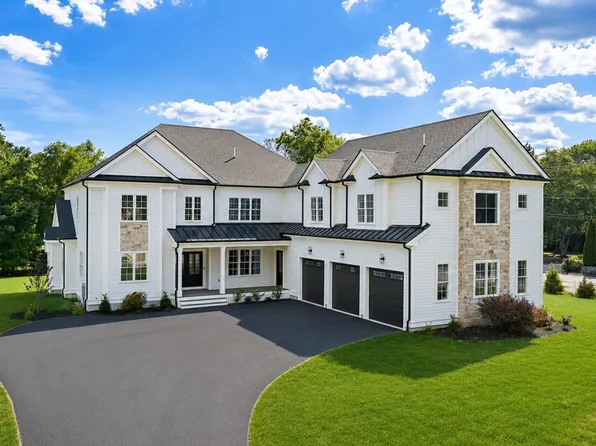 9 Cervelli Farm Dr, Hanover, MA 02339
