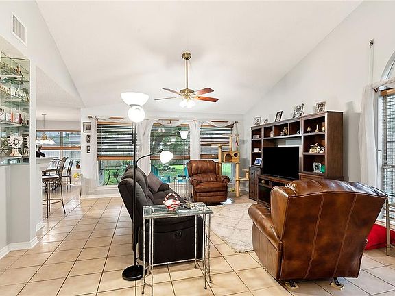 4th image of 809 Madison Ln
