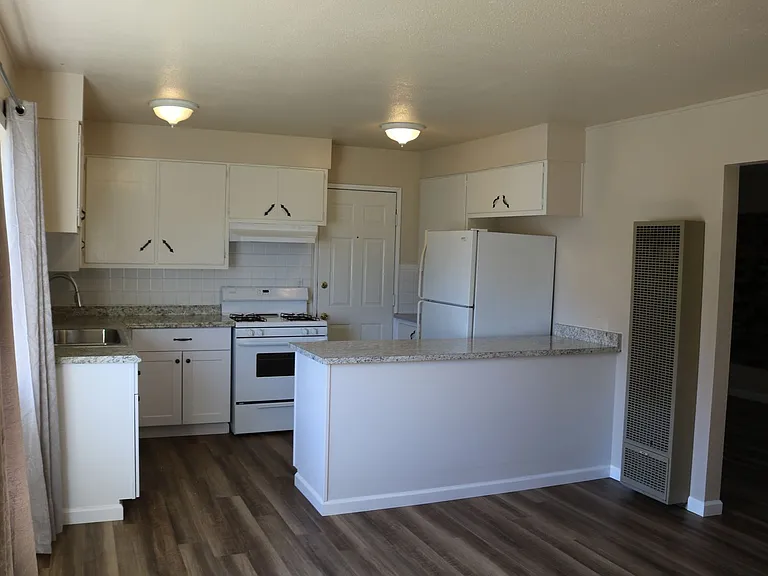 3588 Pine St — Photo 2