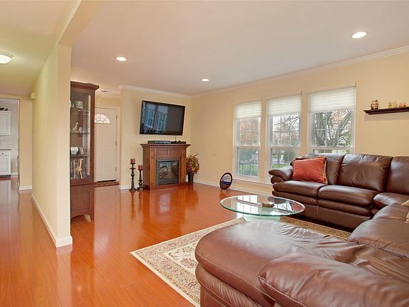 4th image of 114 Woodlake Dr W #114