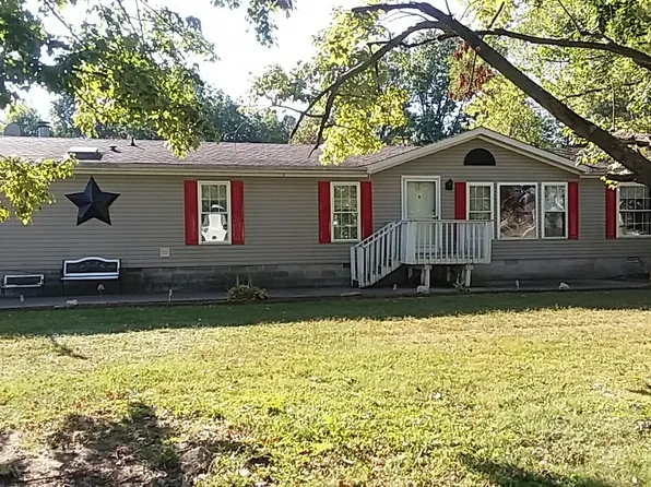 402 S West St, Wayne City, IL 62895