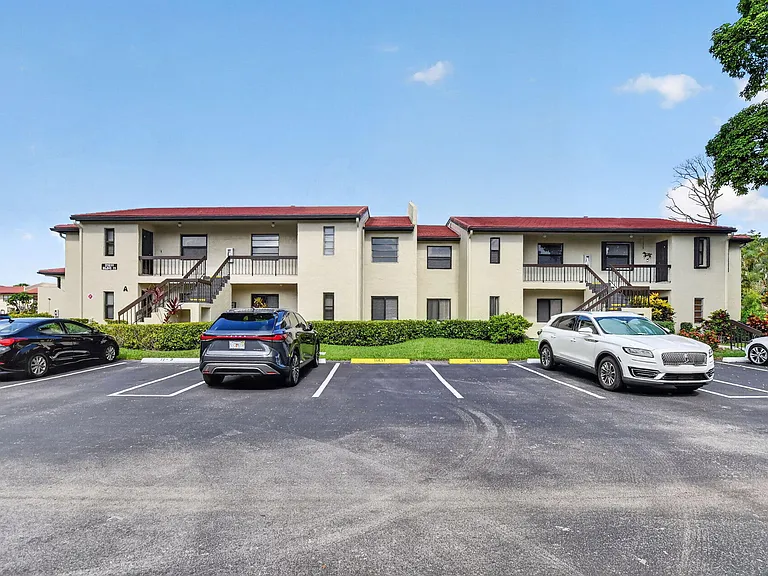 21211 Lago Cir #C — Photo 38