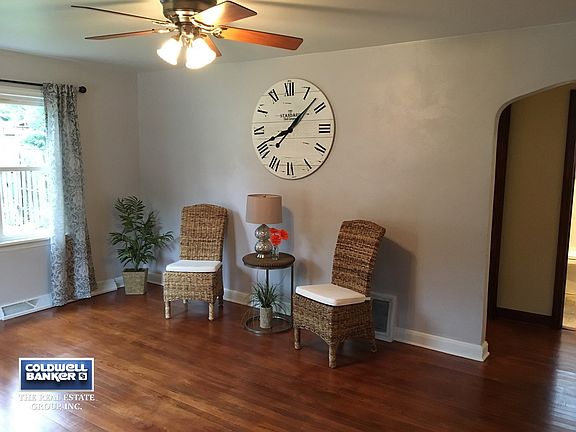 Living rm w/ gorgeous hardwood floors and notice the archways!