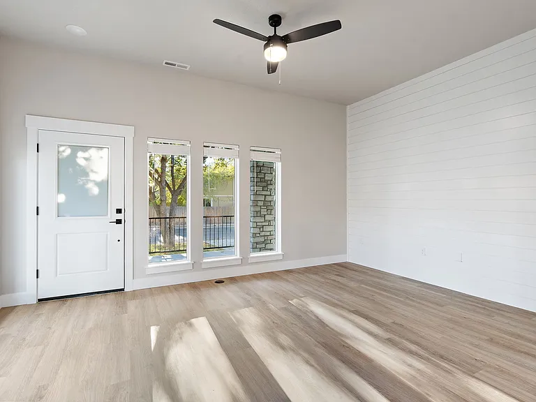 615 N Locust St — Photo 4