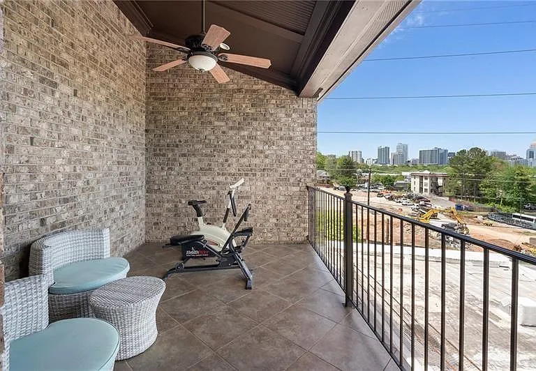 631 Boulevard NE — Photo 28