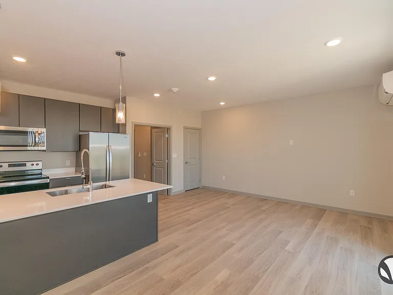 Chateau at Yankee Hill Apartments — Photo 28