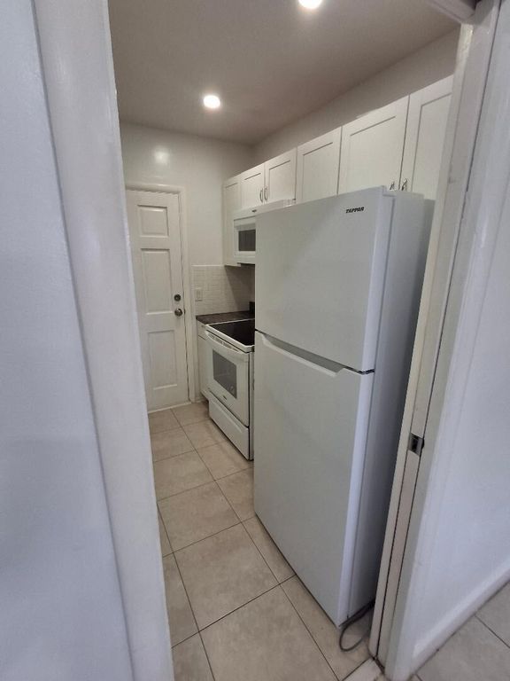 1250 E SAMPLE Road #303, photo 7