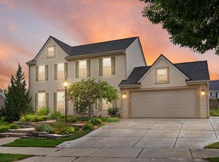 931 River Hill Dr, Waukesha, WI 53189