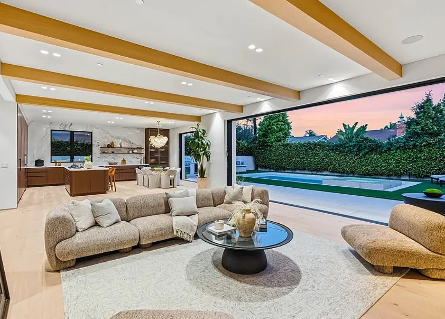 6 bed, 5100 sqft, $29,000 — Photo 2
