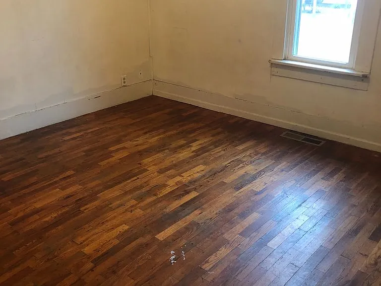 617 E 9th St — Photo 5